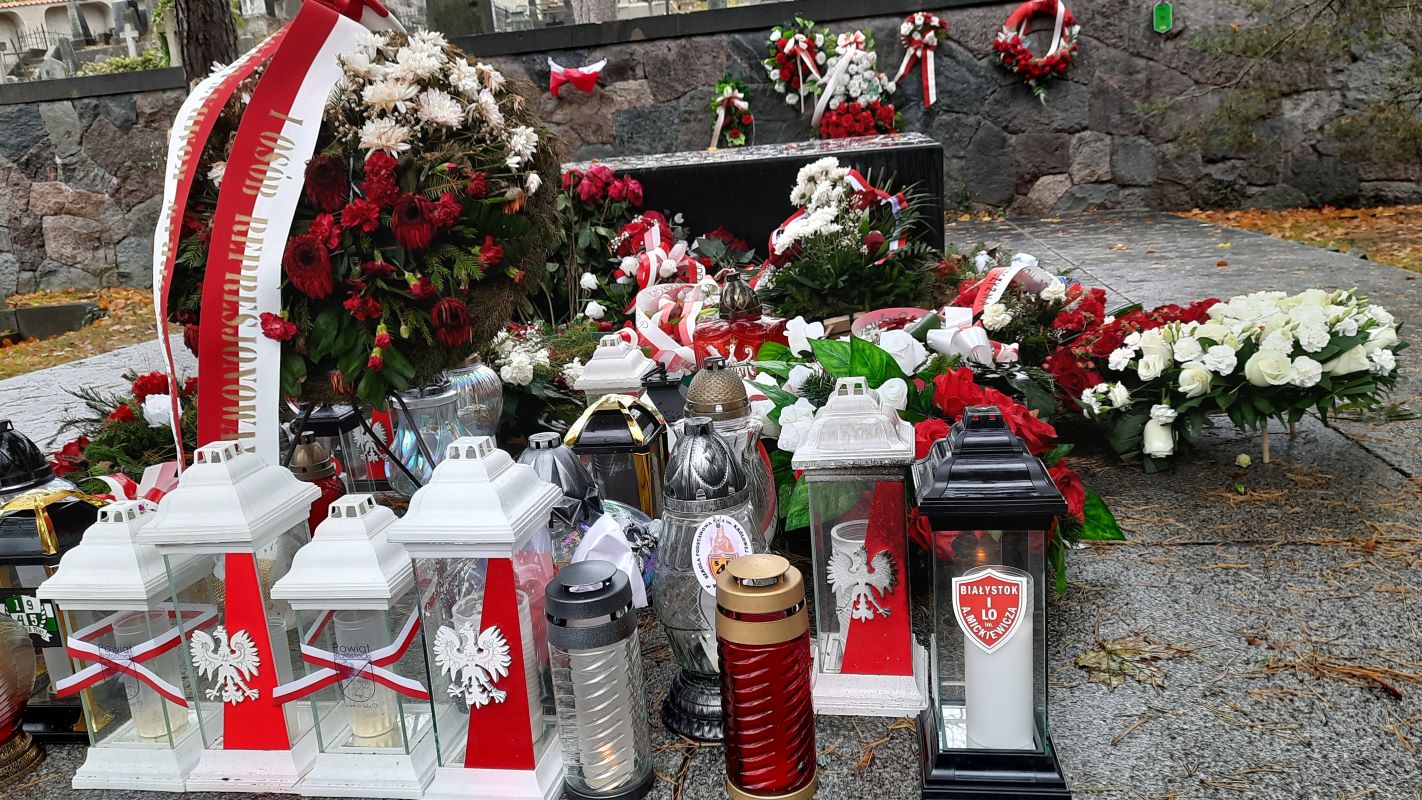 Cmentarz Rossa znicz na grobie Matki Józefa Piłsudskiego