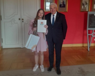 Julia Kowalewska z Prezydentem Tadeuszem Truskolaskim