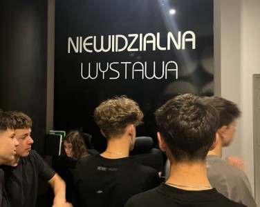 Klasa 1 Omega na wycieczce Niewidzialna Wystawa