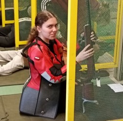 Karolina Pawluczuk na stanowisku strzeleckim
