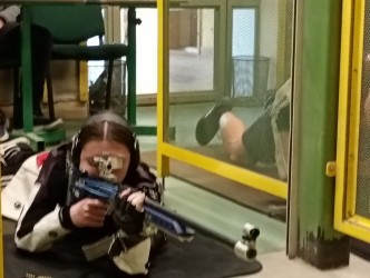 Klaudia Dederko na stanowisku strzeleckim