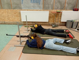 Dziewczęta na stanowiskach strzeleckich