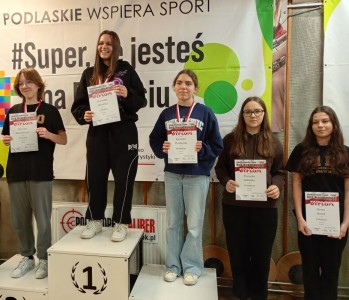 Karolina i Weronika w czasie dekoracji