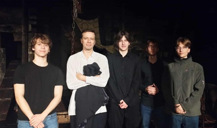 Uczniowie z aktorem Rafałem Gąsowskim