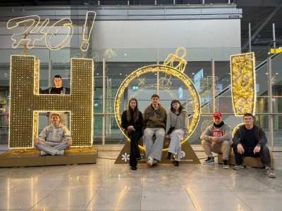 Drużyna OmeGANG na lotnisku Okęcie grudzień 2025