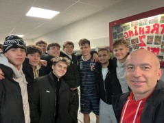 Drużyna koszykówki z trenerem