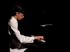 Mateusz Głogowski przy pianinie