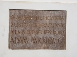 Pamiątkowa tablica w nowogródzkim kościele