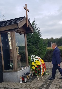 prez.T.Truskolaski składa kwiaty