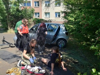 Dziewczęta ratują przy wypadku drogowym