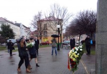 17 BDZ Delegacja ILO składa kwiaty przy pomniku Zamenhofa